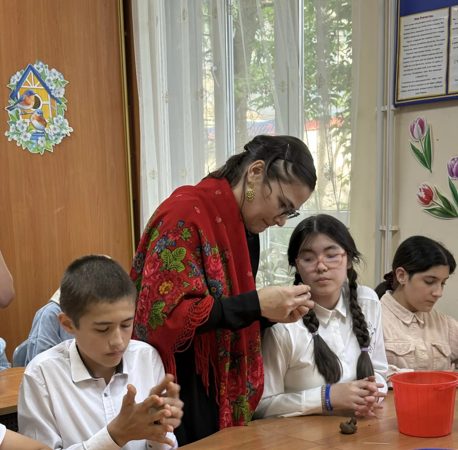 Республиканский дом народного творчества ведет активную работу по и популяризации культурного наследия Дагестана. Одним из ключевых направлений нашей деятельности является знакомство подрастающего поколения с традиционными ремеслами.