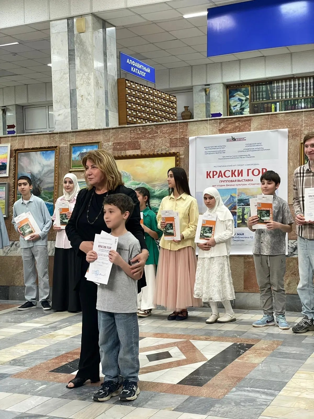 23 мая в Махачкале открылась выставка «Краски гор» в рамках арт-проекта «Самородки» Республиканского дома народного творчества. Экспозиция разместилась в стенах Национальной библиотеки им. Расула Гамзатова.