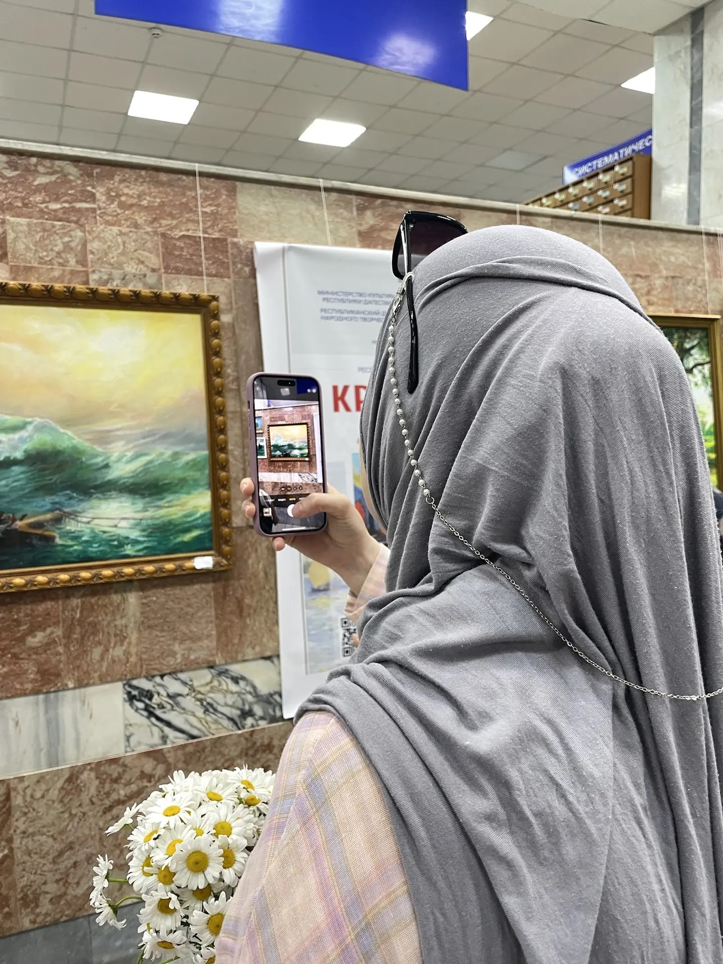 23 мая в Махачкале открылась выставка «Краски гор» в рамках арт-проекта «Самородки» Республиканского дома народного творчества. Экспозиция разместилась в стенах Национальной библиотеки им. Расула Гамзатова.