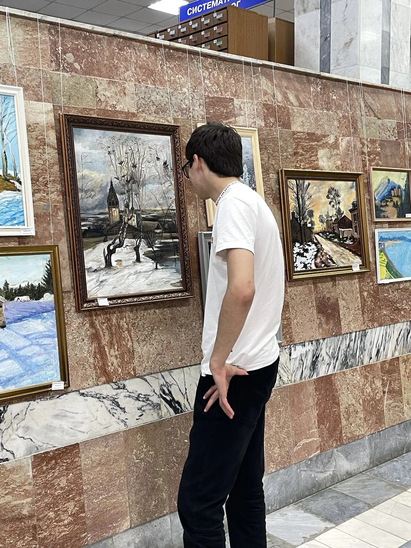 23 мая в Махачкале открылась выставка «Краски гор» в рамках арт-проекта «Самородки» Республиканского дома народного творчества. Экспозиция разместилась в стенах Национальной библиотеки им. Расула Гамзатова.