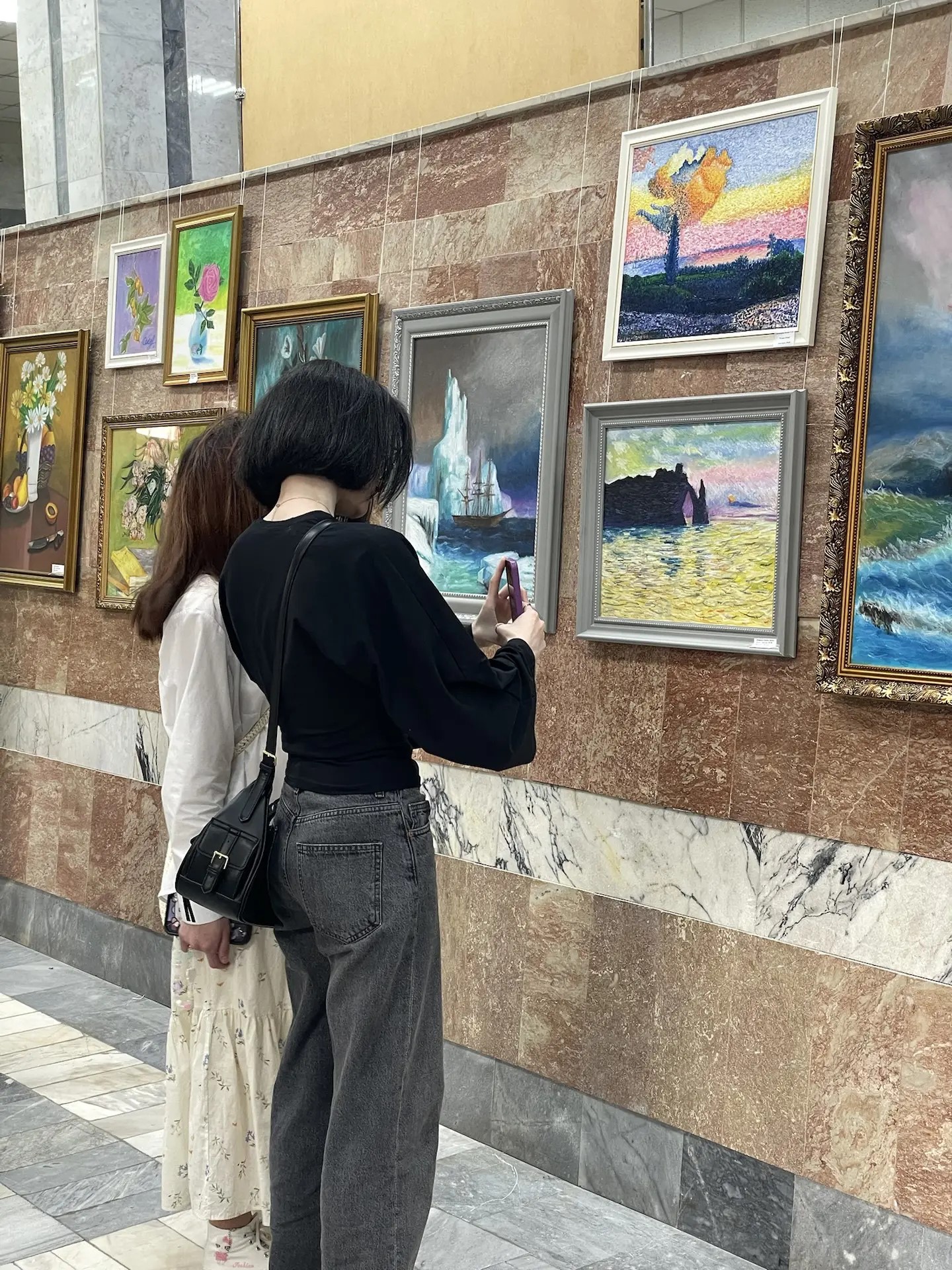 23 мая в Махачкале открылась выставка «Краски гор» в рамках арт-проекта «Самородки» Республиканского дома народного творчества. Экспозиция разместилась в стенах Национальной библиотеки им. Расула Гамзатова.