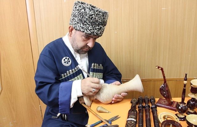 Мастера декоративно-прикладного искусства и пандурист из Дагестана выехали на Международный Форум регионов Беларуси .