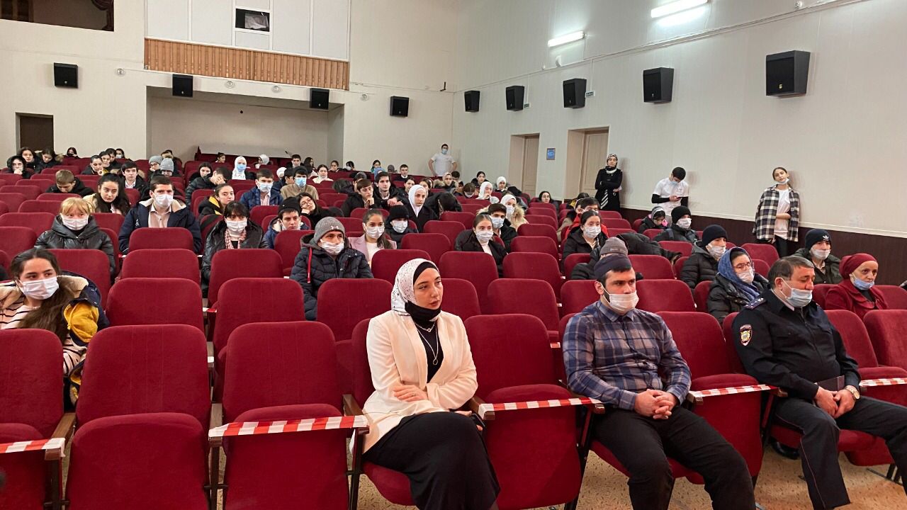 В зале Городского центра культуры Управлением культуры города Южно-Сухокумск организован показ короткометражного художественного фильма «Живи ради Бога!»