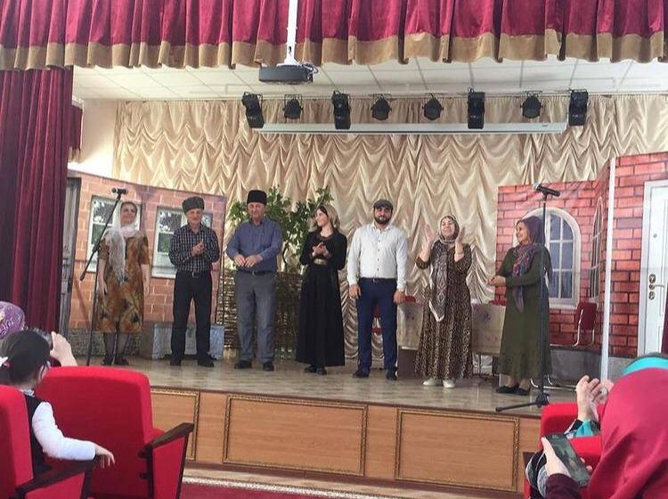 В рамках проекта «Творческий десант» народный театр с.Эндирей Хасавюртовского района с труппой выехал в соседнее село Карланюрт