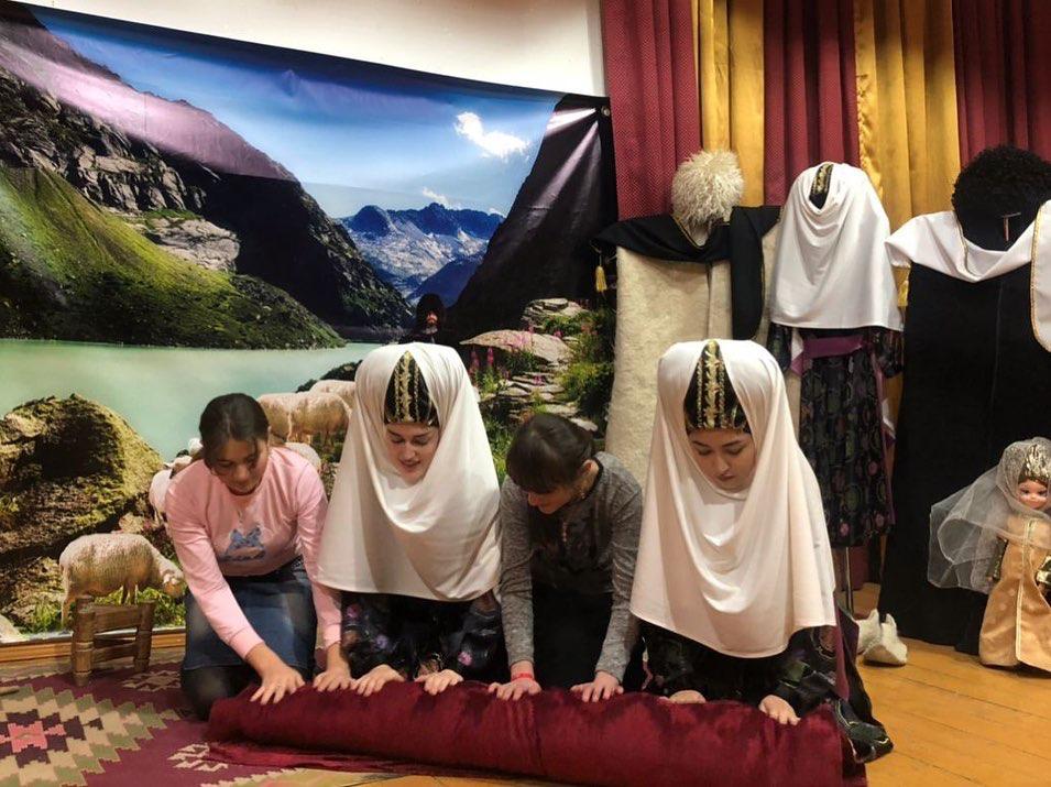 В рамках календаря культурных мероприятий культурно-досуговых учреждений муниципалитетов республики, 16 декабря в МКУ «Управление культуры» Ботлихского района прошёл мастер- класс по изготовлению андийской бурки.