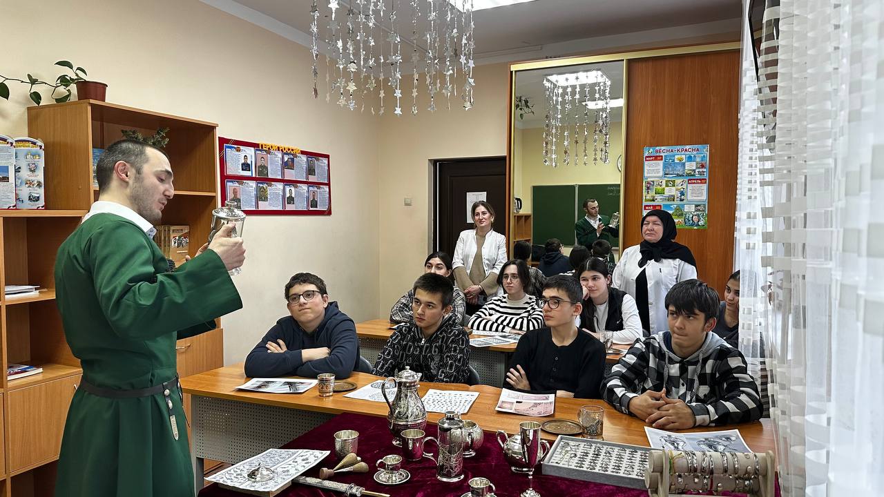 В Специальной Общеобразовательной школе-интернате II Вида г. Махачкала прошел  мастер-класс по ювелирному искусству