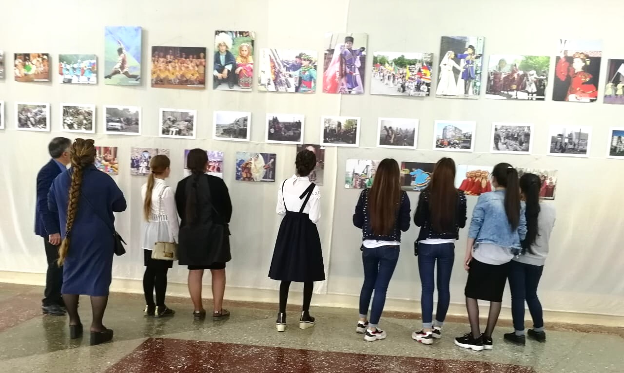 С 16 по 26 октября в  городском дворце культуры им. К.М.Алескерова г.Избербаш проходит Республиканская передвижная фотовыставка «Мы за мир, за единство России».