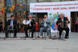 Семейный ансамбль Улубековых   Магарамкентский район, с. Гапцах