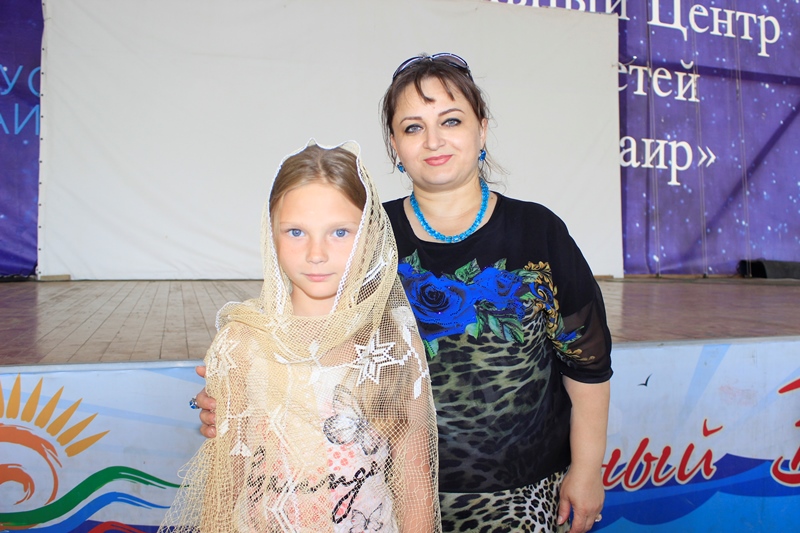 Наида Мурзаева и воспитаница лагеря.JPG