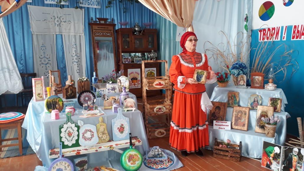 В Центре культуры села Александрии Кизлярского района состоялась персональная выставка декоративно-прикладного искусства «Твори, выдумывай, любуйся!» мастерицы Ольги Назирбековой.