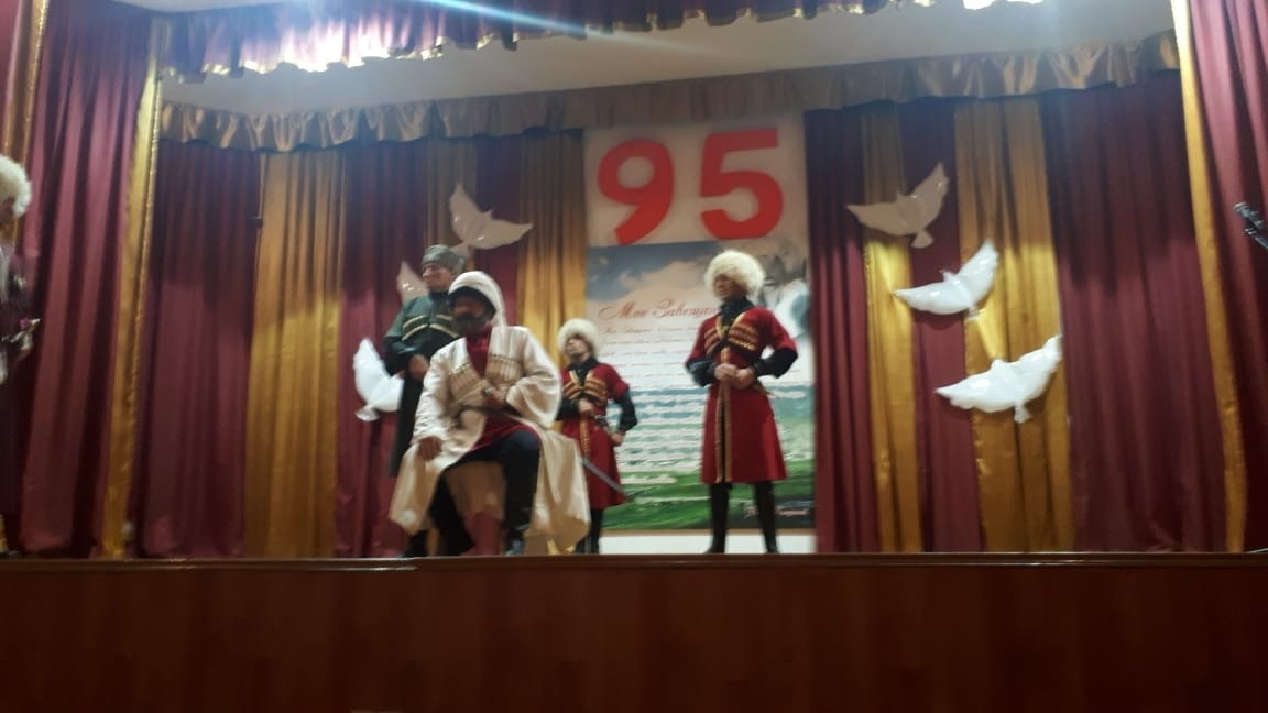 13 сентября в районном Центре культуры в рамках празднования 95-летия народного поэта Дагестана Расула Гамзатова была показана театрализованная композиция по его произведениям «Журавли», «Горянка» и «Мой Дагестан»