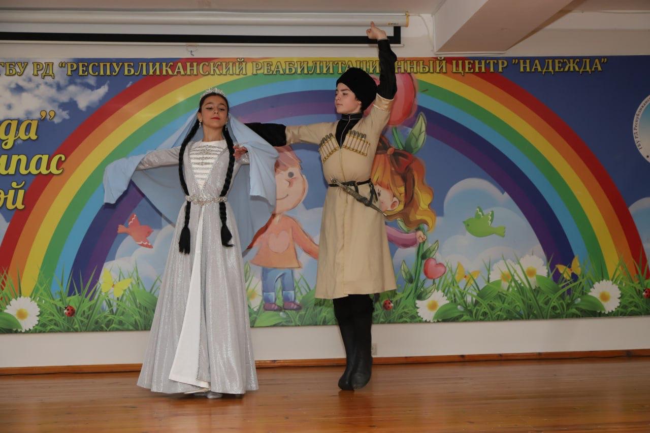 Более 80 детей Республиканского реабилитационного центра « Надежда» и их родители стали зрителями благотворительного концерта