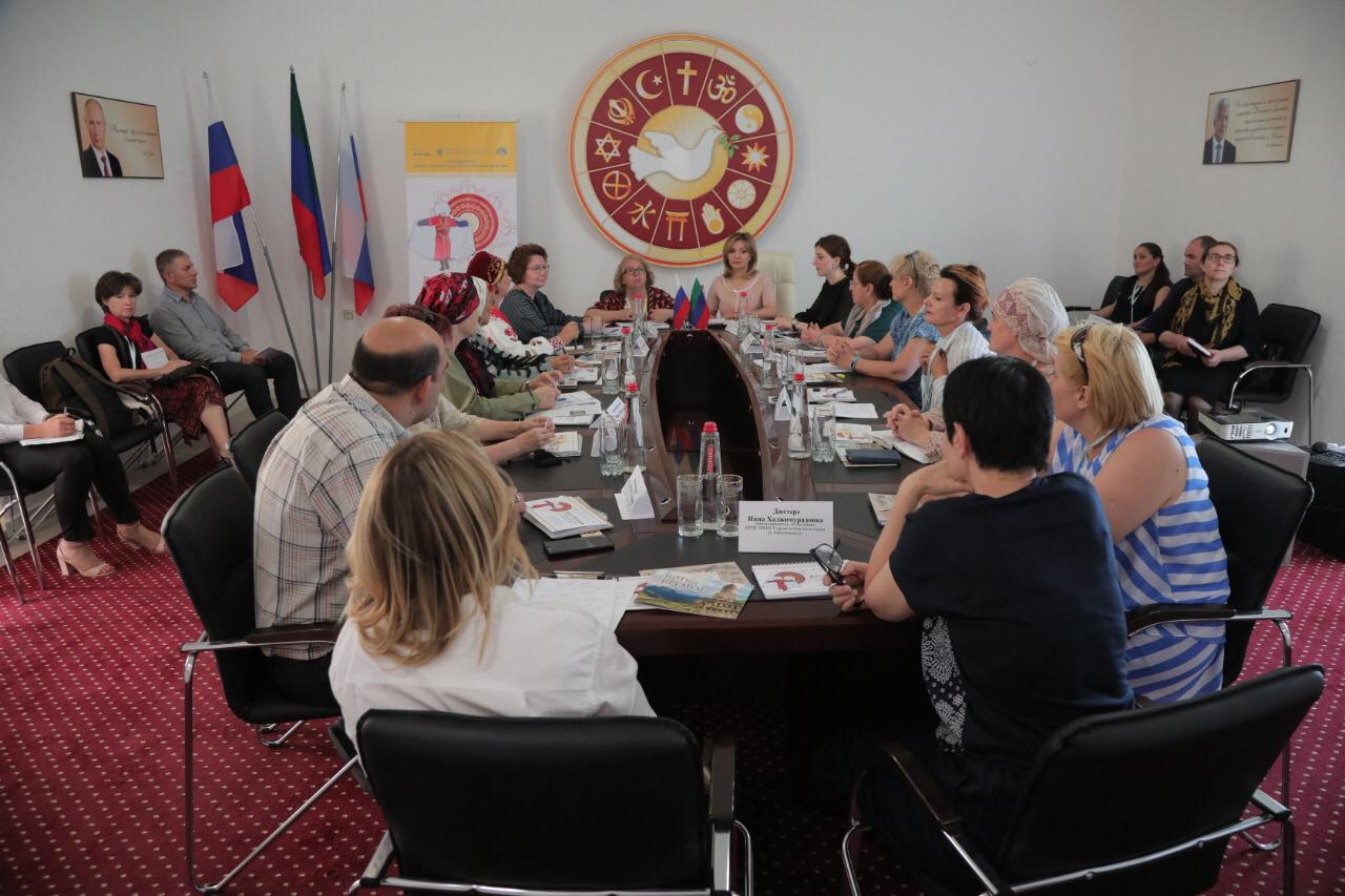 Второй год в рамках Международного фестиваля фольклора и традиционной культуры «Горцы» проходит ярмарка-выставка, презентующая традиционное декоративно-прикладное искусство  не только народов Кавказа, но и других регионов России и ближнего зарубежья.