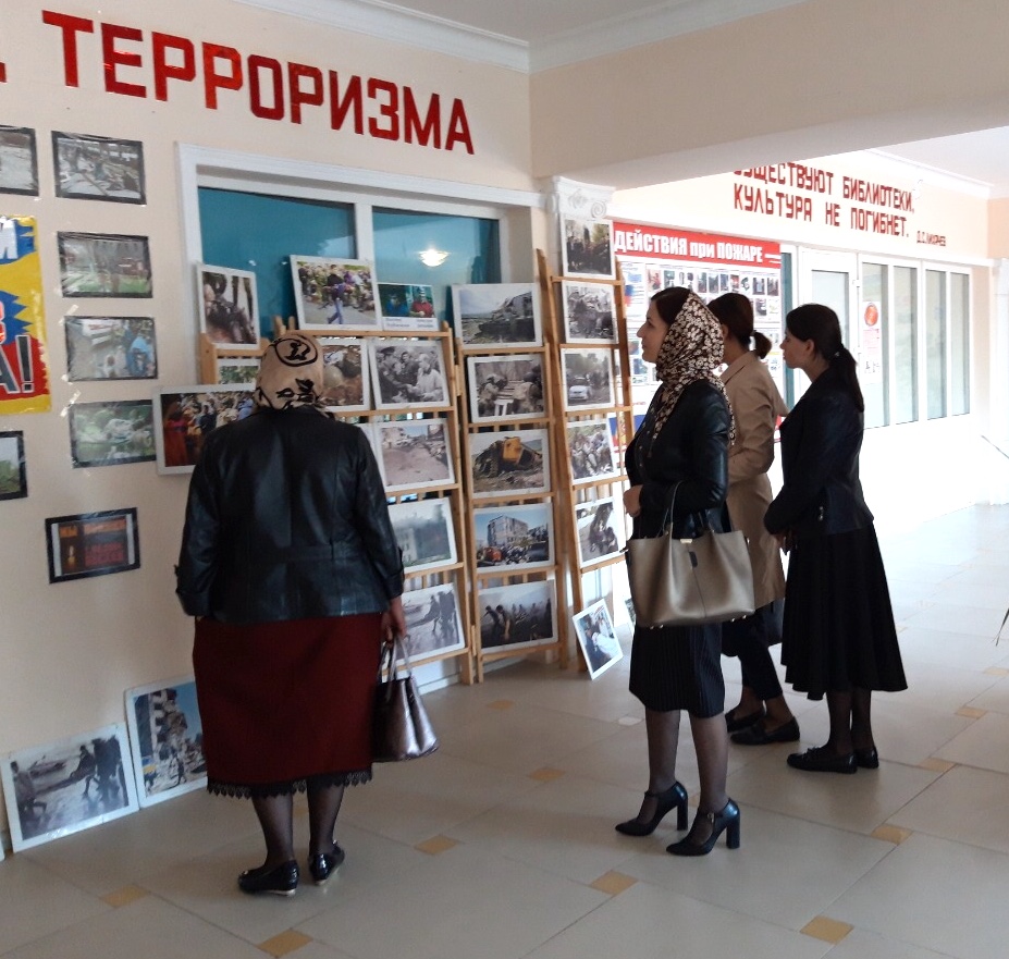 В Центре традиционной культуры   при МКУ «Управление культуры и искусства» МР «Каякентский район» со 2 ноября открыта республиканская передвижная фотовыставка «Мы за мир, за единую Россию», «Кровавый след терроризма».