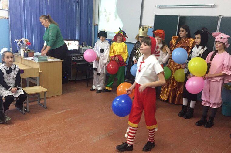 Сегодня в школах города Южно – Сухокумск прошла акция, посвященная открытию Году театра 2019.