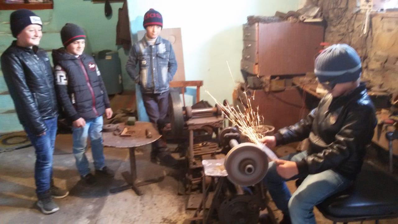 В Центре традиционной культуры с.Харбук Дахадаевского района прошел мастер –класс по обработке металла «Мир увлечений без ограничений». 