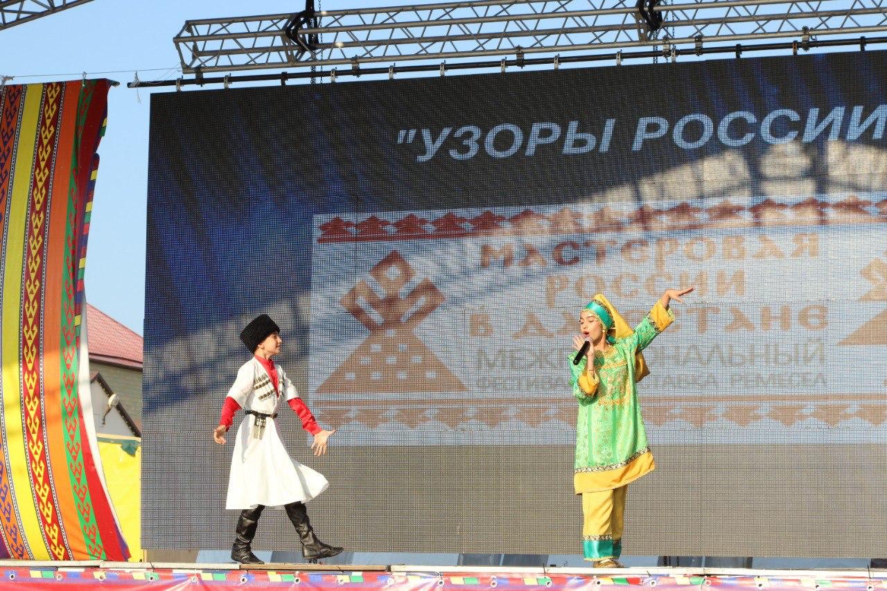 Концерт творческих коллективов и исполнителей «Узоры России» состоялся в Дагестане