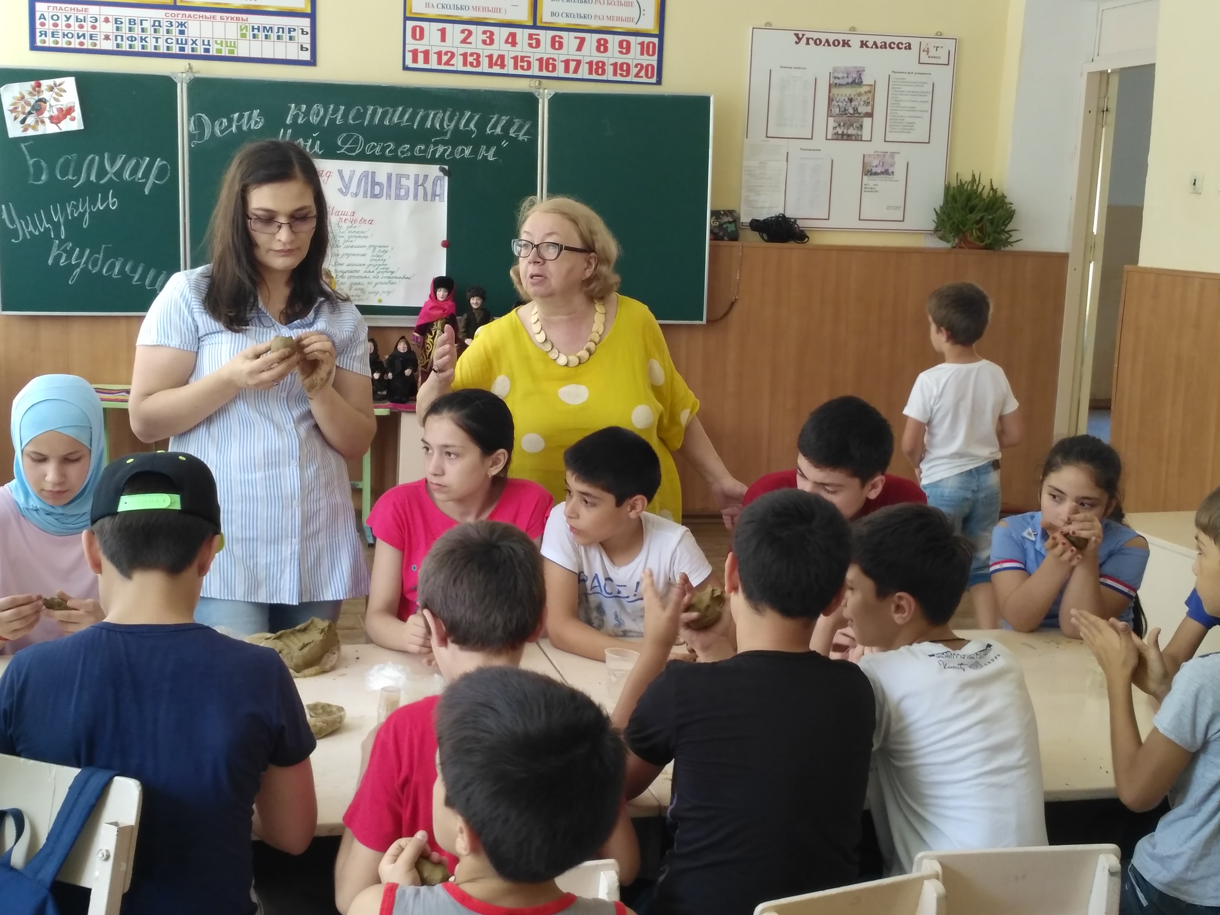 Мастер-класс в лагере школы №28 г.Махачкалы проводит Гарунова Зухра и искусствовед Петенина Татьяна  (4).jpg
