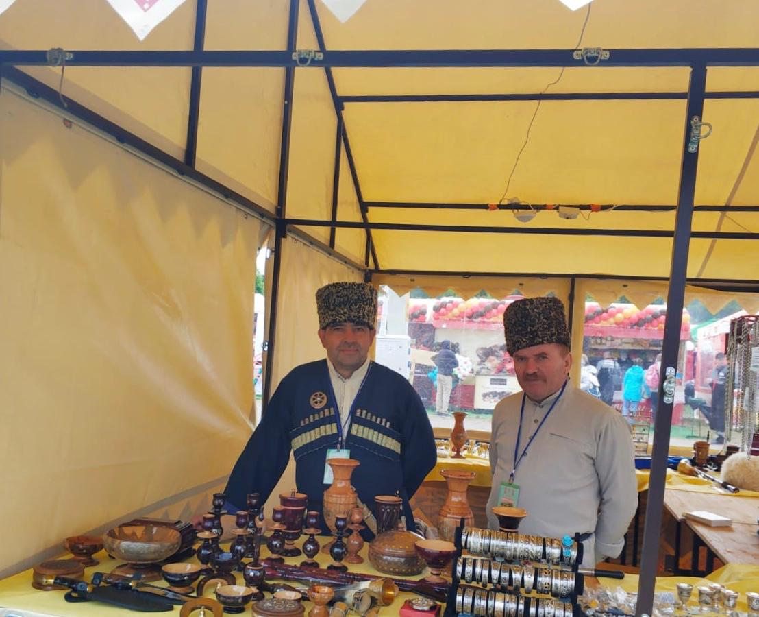 Мастер унцукульской насечки Магомедали Магомедалиев и мастер по изготовлению ювелирных изделий с.Кубачи Хидриильяс Ахмедов представили Дагестан на Международном фестивале «Александрия зазывает друзей», который прошел в Белоруссии.
