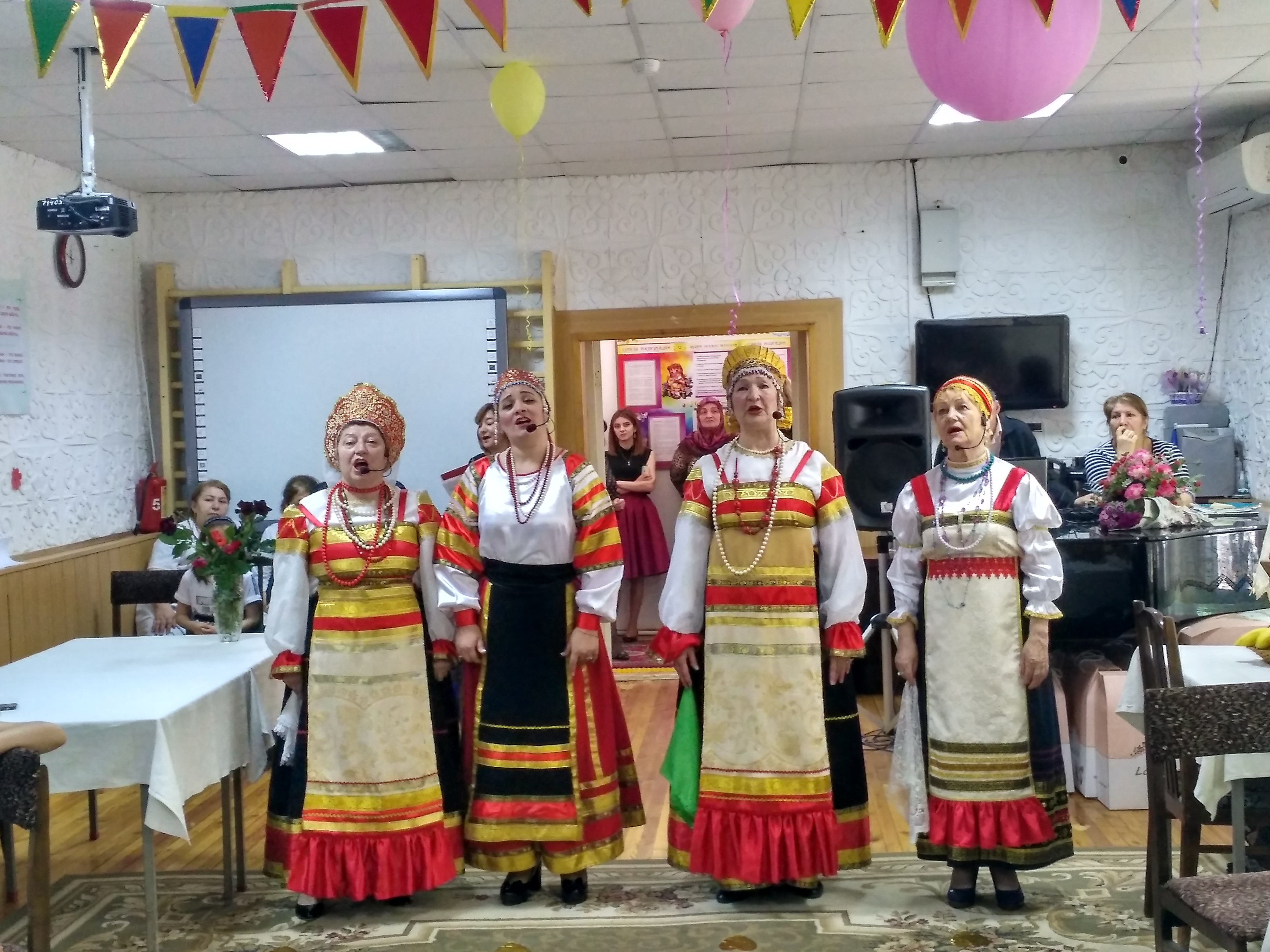 Солистки народного хора русской песни Волна (1).jpg
