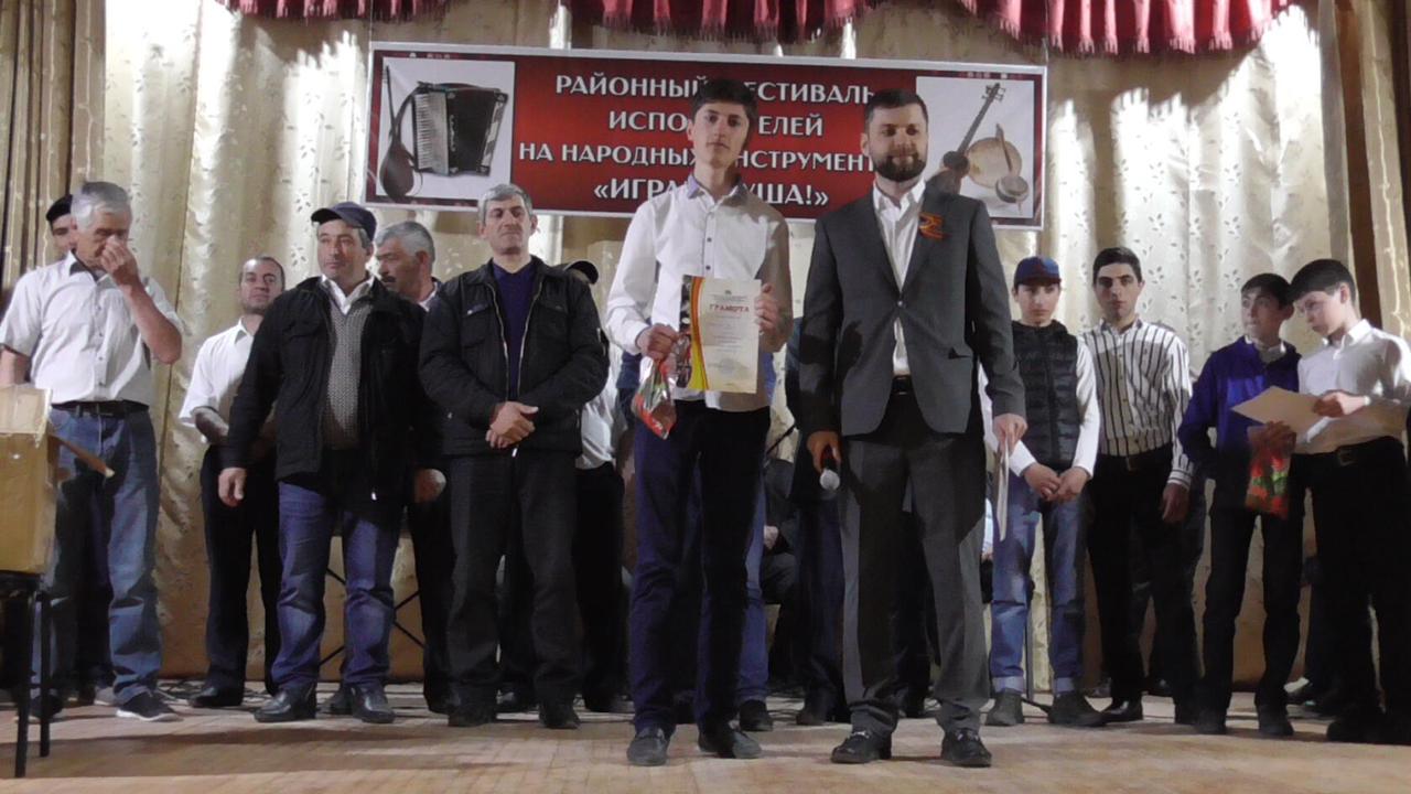 В Доме культуры Ахтынского района прошел ежегодный XVIII районный фестиваль исполнителей на народных инструментах «Играй, душа!»