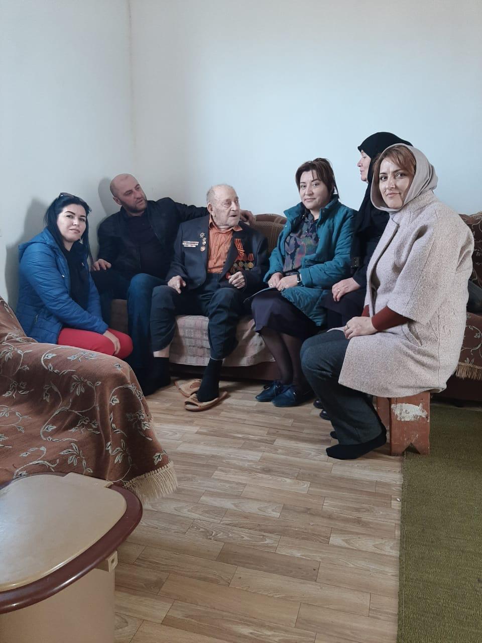 Работники Управления культуры, молодёжной политики, спорта и туризма Новолакского района постетили ветерана Великой Отечественной войны Алила Буттаева.
