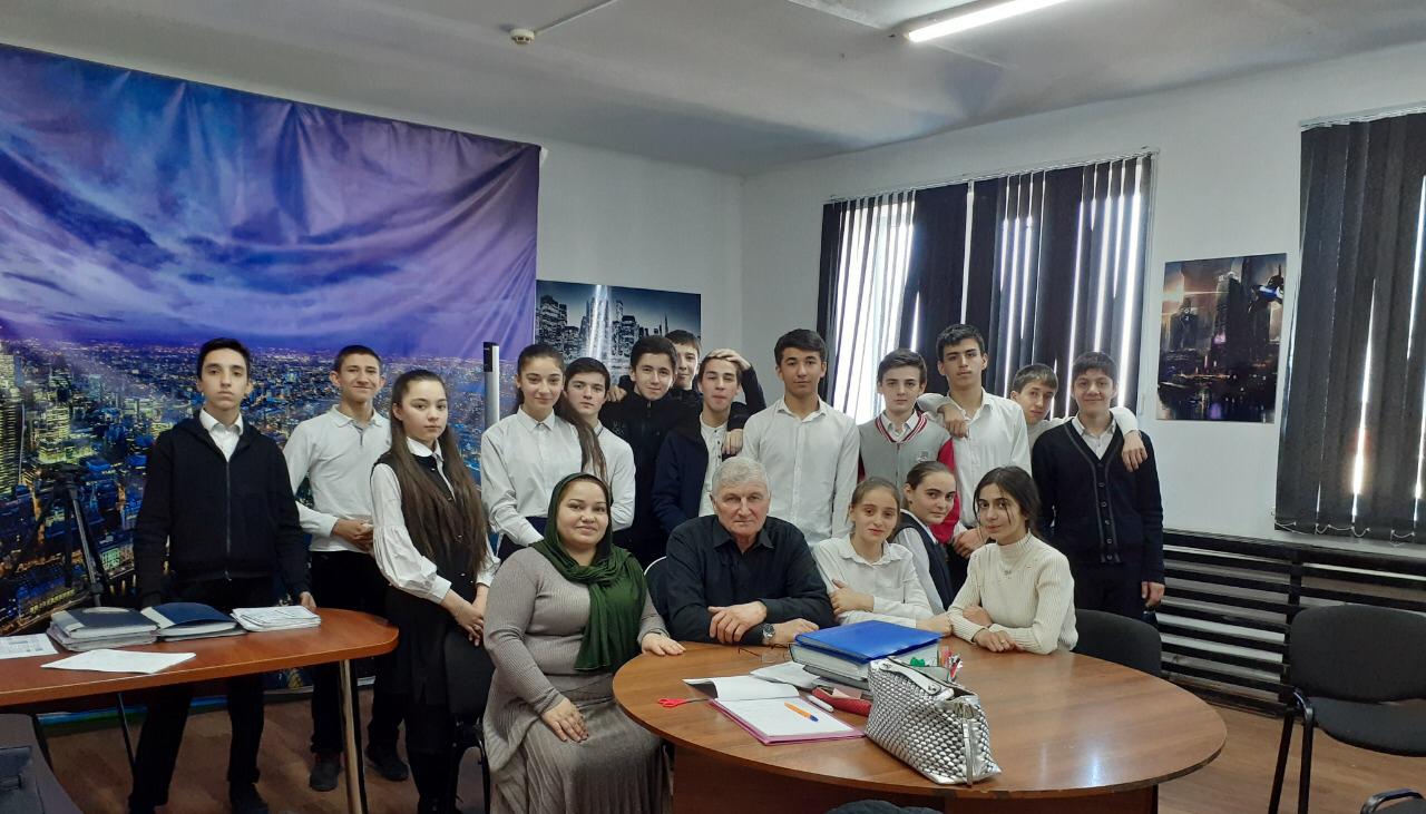 В рамках календаря мероприятий муниципальных образований республики работники культурно-досугового центра п.Тюбе Кумторкалинского района организовали мастер-класс по хореографии для учеников старших классов. 