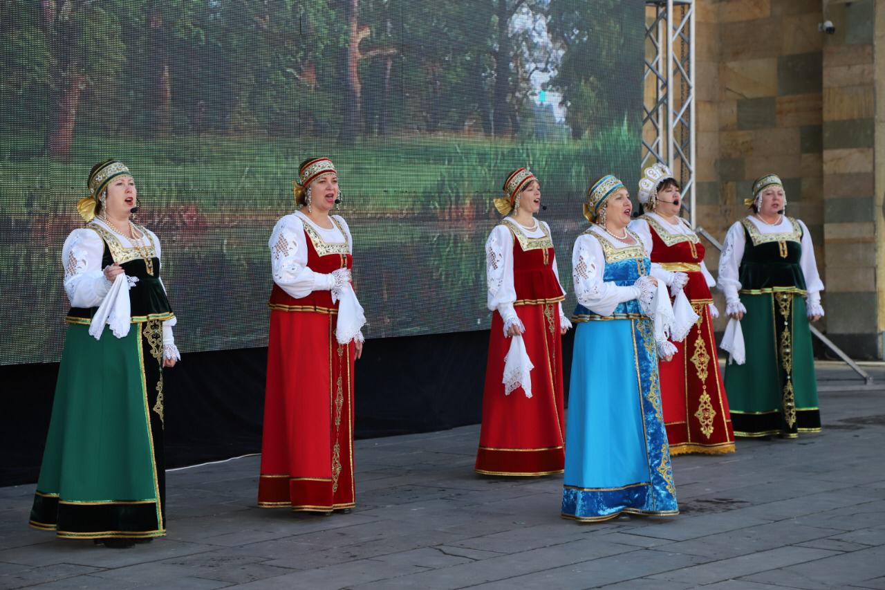 Народный фольклорный ансамбль «Рыбачки» уже долгие годы прославляет Тарумовский район и преследует своей главной целью - возродить лучшие образцы народного русского казачьего песенного искусства.