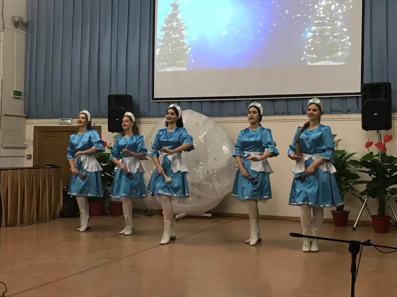 Работники Центра культуры г.Кизляра в Молодежном культурном центре провели праздничный Рождественский концерт для учащихся школ города.