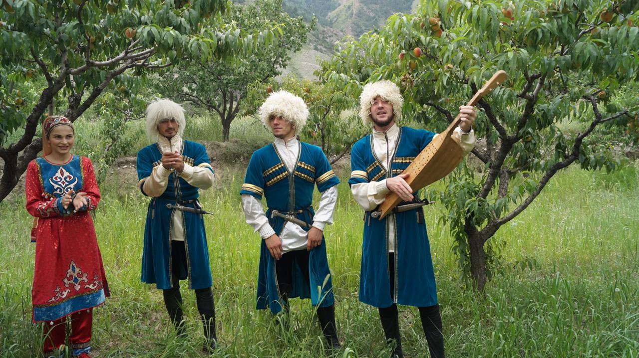 В с. Гергебиль Гергебильского района в абрикосово-персиковом саду «Абухна» прошел обрядовый праздник  сбора урожая  «Абрикосовая долина в Гергебиле».