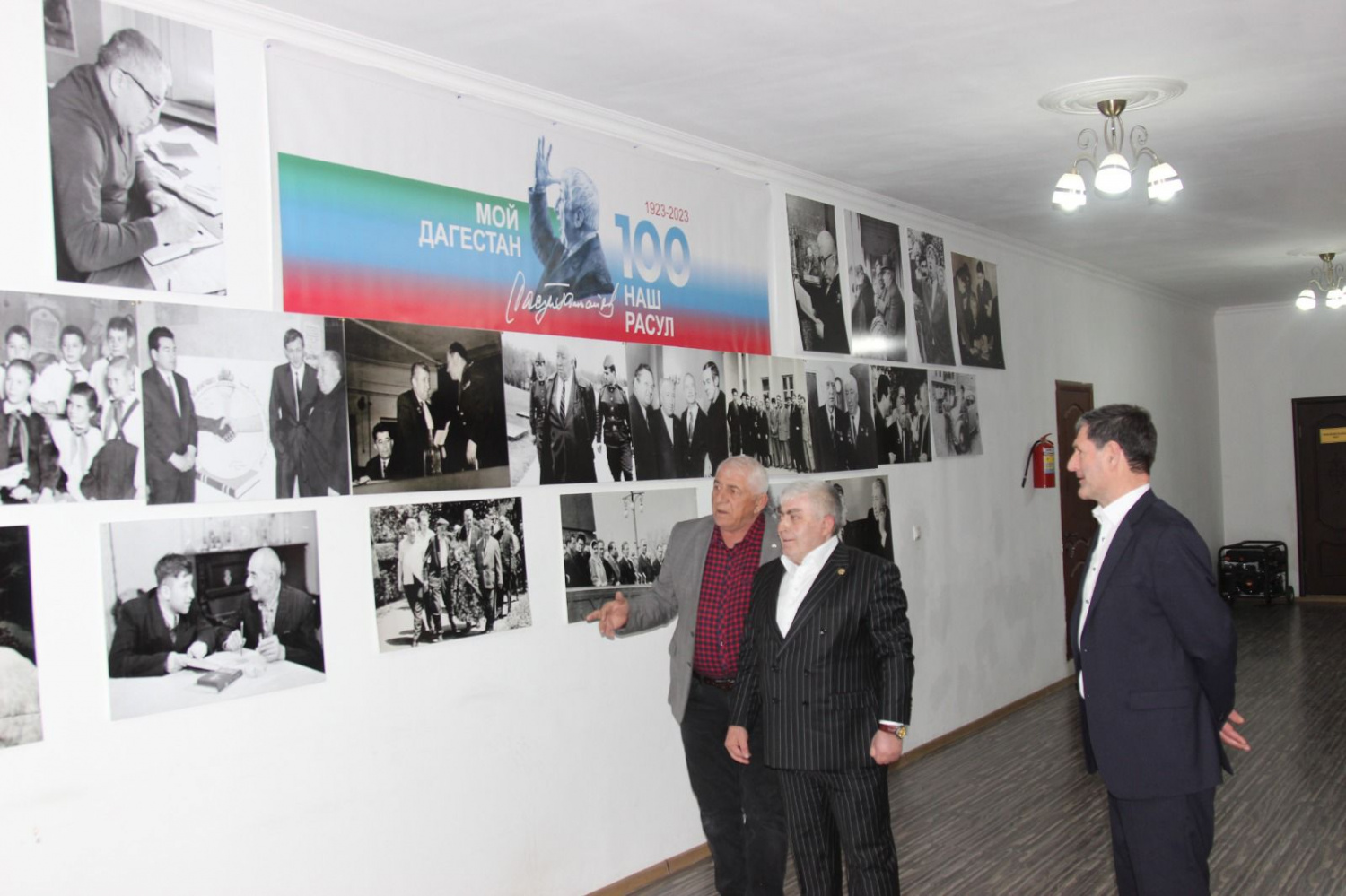 Передвижная фотовыставка «Наш Расул» открылась в Ахвахском районе