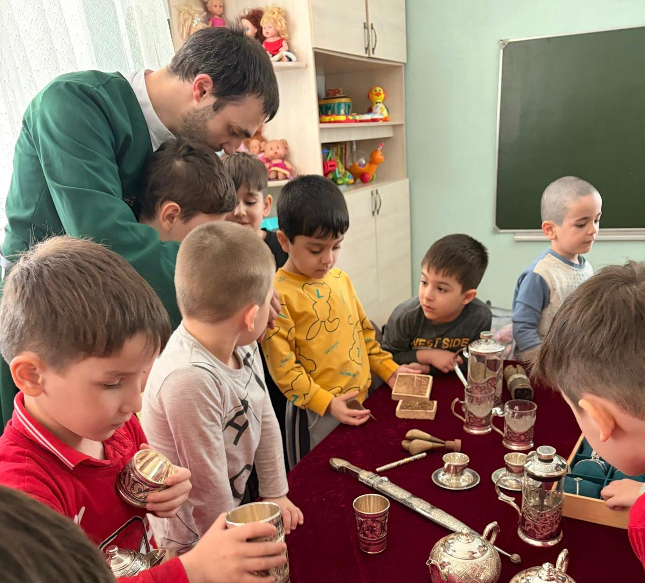 Республиканский дом народного творчества продолжает важную миссию — знакомить подрастающее поколение с культурным кодом Дагестана. Очередной выездной мастер-класс состоялся в Республиканском  центре социальной помощи семье и детям.